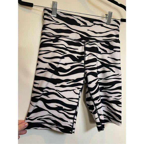 🔴 NWOT DKNY Sport High Waist Shorts in black and white zebra print! XS - Picture 5 of 12